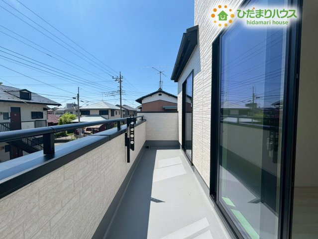 鴻巣市吹上本町　3期　新築一戸建て　グラファーレ　02　のバルコニー|陽当たり良好で開放感たっぷりの広々バルコニーです！洗濯物や布団が一度にたくさん干せてしっかり乾きます♪青空を眺めながらリフレッシュしたり、観葉植物を育てたりと多様な楽しみ方ができる場所です！