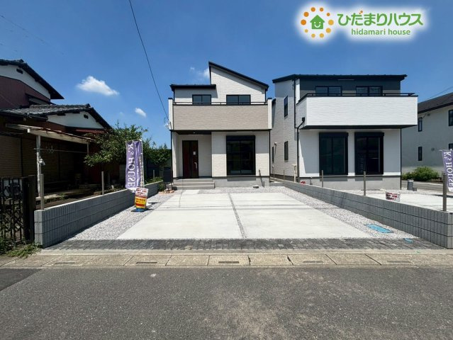 鴻巣市吹上本町　3期　新築一戸建て　グラファーレ　02　の駐車場|お車を並列で駐車できるゆったりとしたカースペースです！出し入れがラクラクでドライブやお買い物帰りも快適♪休日には洗車やお子様と外遊びなど、多目的に活用できる便利な空間です！