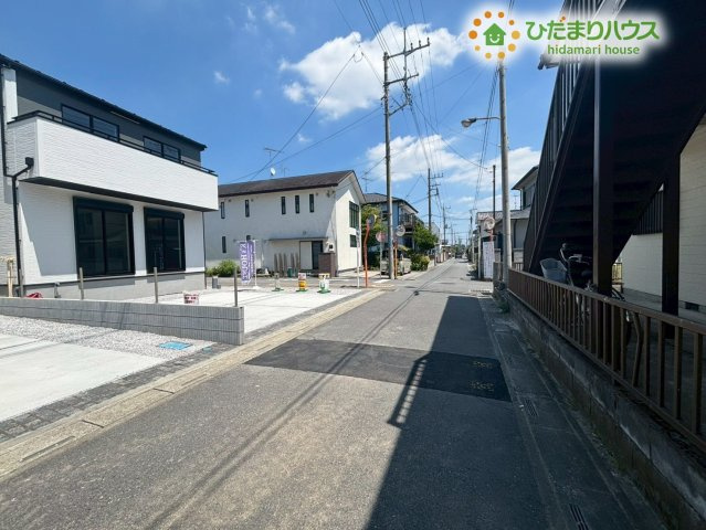 鴻巣市吹上本町　3期　新築一戸建て　グラファーレ　02　の駐車場|お車を並列で駐車できるゆったりとしたカースペースです！出し入れがラクラクでドライブやお買い物帰りも快適♪休日には洗車やお子様と外遊びなど、多目的に活用できる便利な空間です！