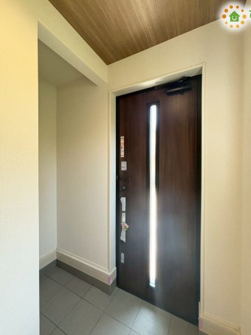 鴻巣市吹上本町　3期　新築一戸建て　グラファーレ　02　の玄関|落ち着きのあるデザインが印象的な玄関アプローチです！屋根付きのポーチで雨の日の傘の開閉も濡れずに快適♪木目調のおしゃれなドアが温かみを与え、訪れる方やご家族を優しく出迎えてくれます！