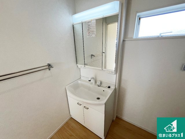 ★1(土)2(日)現地見学可能！★甲賀市甲南町葛木　第1期　新築一戸建ての独立洗面台|清潔感のある洗面台です。フラットな鏡は掃除がしやすく毎日清潔！鏡裏には収納があるのでスッキリとした洗面台が保てます。
