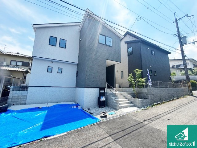 1(土)2(日)現地説明会　橿原市菖蒲町　の前面道路含む現地写真|周辺は閑静な住宅街！前面道路広々で車の出し入れも便利です。駐車が苦手な方でも安心して車庫入れできます！