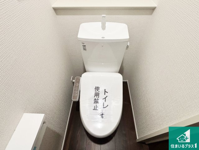 ●橿原市菖蒲町　第1期　新築一戸建てのトイレ|1・2階の2ヶ所にあるので、朝の忙しい時間の順番待ちもなく、深夜の利用にも大変便利です。