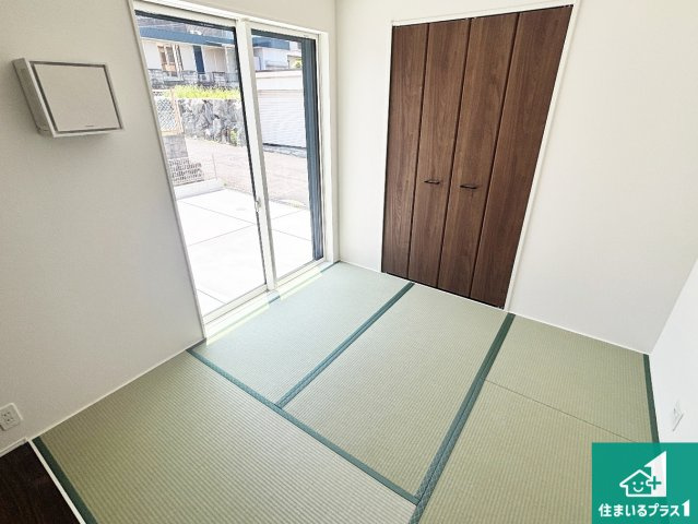 ●橿原市菖蒲町　第1期　新築一戸建ての和室|一室あると便利な和室は客間としてだけでなく、小さなお子様のプレイルームや食後のくつろぎスペースとしてもご利用いただけます。収納もついていますので大活躍間違いなし！