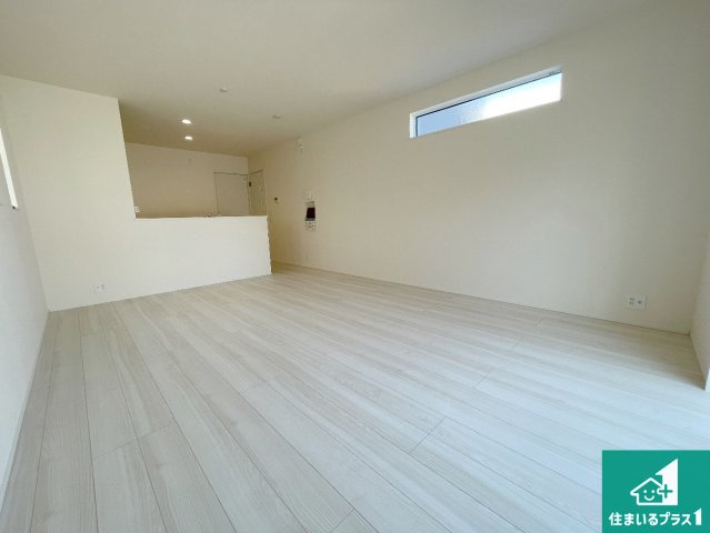 ★29(土)30(日)現地見学可能！★東近江市林田町　全16邸の居間・リビング|日当たり良好の明るいリビングで朝の目覚めもスッキリできそう！対面キッチンでご家族のコミュニケーションも自然と増える設計！小さなお子様が遊ぶスペースを作っても広々とくつろげるLDK！