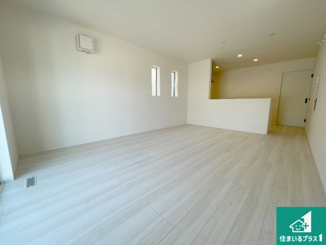 ★29(土)30(日)現地見学可能！★東近江市林田町　全16邸の居間・リビング|シンプルなリビングは、観葉植物等のインテリアを楽しめますね！パパ好みにも、ママ好みにも家具次第で雰囲気を変えることができます！