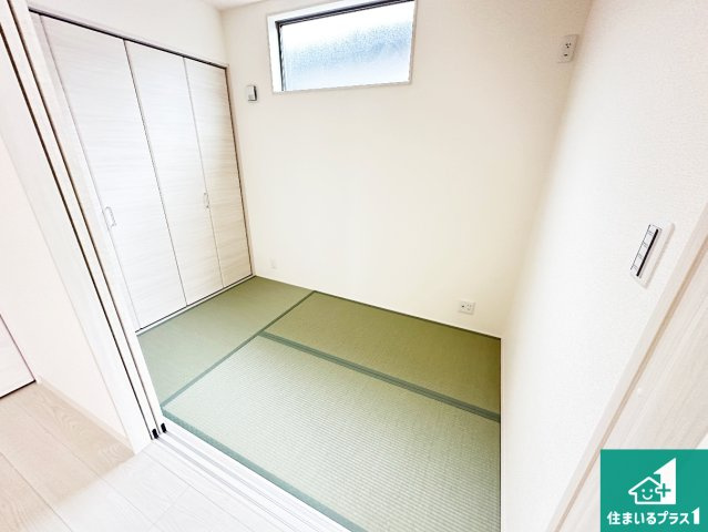 北葛城郡広陵町萱野　第3期　新築一戸建ての和室|一室あると便利な和室は客間としてだけでなく、小さなお子様のプレイルームや食後のくつろぎスペースとしてもご利用いただけます。収納もついていますので大活躍間違いなし！