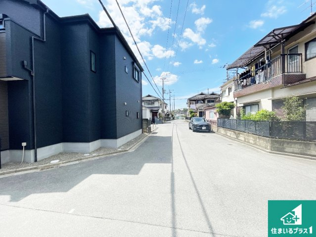 5(土)6(日)現地説明会！◆柏原市国分市場　限定1邸の周辺|周辺は閑静な住宅街！前面道路広々で車の出し入れも便利です。駐車が苦手な方でも安心して車庫入れできます！