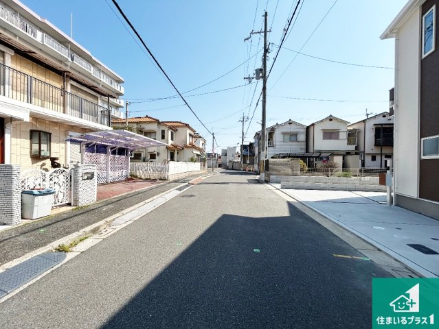 堺市東区南野田　全4邸の前面道路含む現地写真|周辺は閑静な住宅街！前面道路広々で車の出し入れも便利です。駐車が苦手な方でも安心して車庫入れできます！