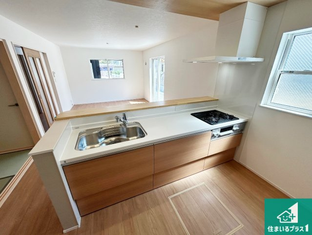 堺市東区南野田　全4邸のキッチン|リビングと統一感があり、使い勝手のいいキッチン。広々としているので、二人並んで作業が出来ちゃいます。お子様と一緒に色々なお料理に挑戦できるスペースがあります。