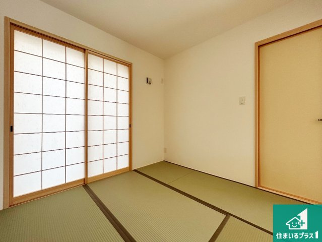 堺市東区南野田　全4邸の和室|一室あると便利な和室は客間としてだけでなく、小さなお子様のプレイルームや食後のくつろぎスペースとしてもご利用いただけます。収納もついていますので大活躍間違いなし！
