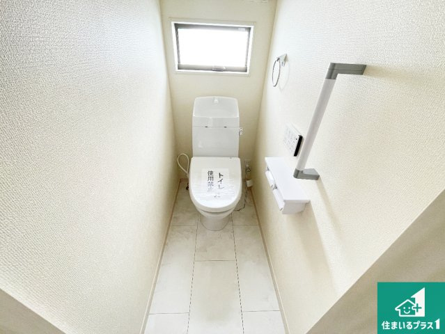 ●大和郡山市下三橋町　第4期　新築一戸建てのトイレ|1・2階の2ヶ所にあるので、朝の忙しい時間の順番待ちもなく、深夜の利用にも大変便利です。