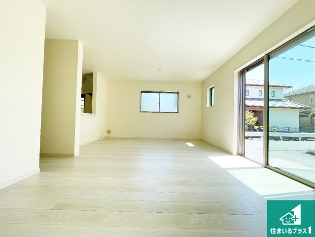 ●大和郡山市下三橋町　第4期　新築一戸建ての居間・リビング|日当たり良好の明るいリビングで朝の目覚めもスッキリできそう！対面キッチンでご家族のコミュニケーションも自然と増える設計！小さなお子様が遊ぶスペースを作っても広々とくつろげるLDK！