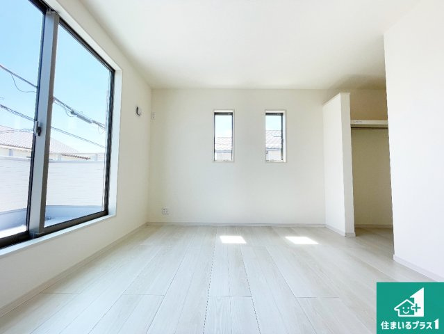 ●大和郡山市下三橋町　第4期　新築一戸建ての洋室|シンプルな洋室は、自分好みのインテリアが楽しめます♪ご家族とインテリアや家具を選びに行くのは新築購入時の醍醐味の一つです。ぜひお楽しみください♪