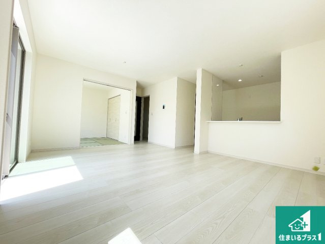 ●大和郡山市下三橋町　第4期　新築一戸建ての居間・リビング|シンプルなリビングは、観葉植物等のインテリアを楽しめますね！パパ好みにも、ママ好みにも家具次第で雰囲気を変えることができます！