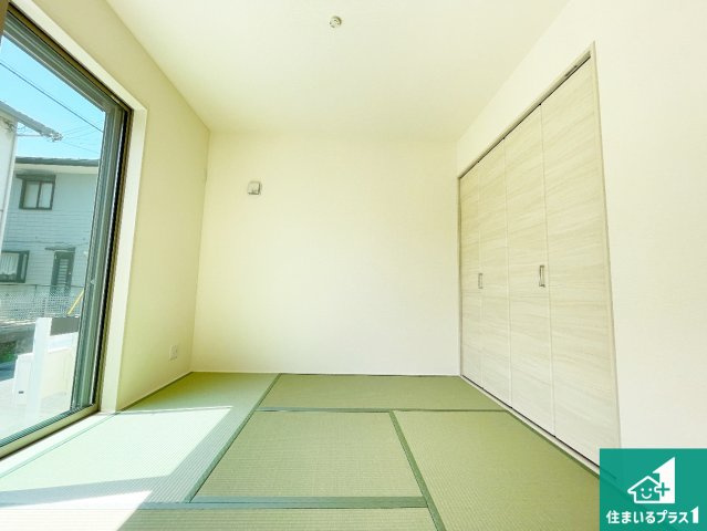 ●大和郡山市下三橋町　第4期　新築一戸建ての和室|一室あると便利な和室は客間としてだけでなく、小さなお子様のプレイルームや食後のくつろぎスペースとしてもご利用いただけます。収納もついていますので大活躍間違いなし！