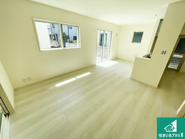 ●29(土)30(日)現地案内可能！　大和郡山市下三橋町　全2邸　の居間・リビング|シンプルなリビングは、観葉植物等のインテリアを楽しめますね！パパ好みにも、ママ好みにも家具次第で雰囲気を変えることができます！