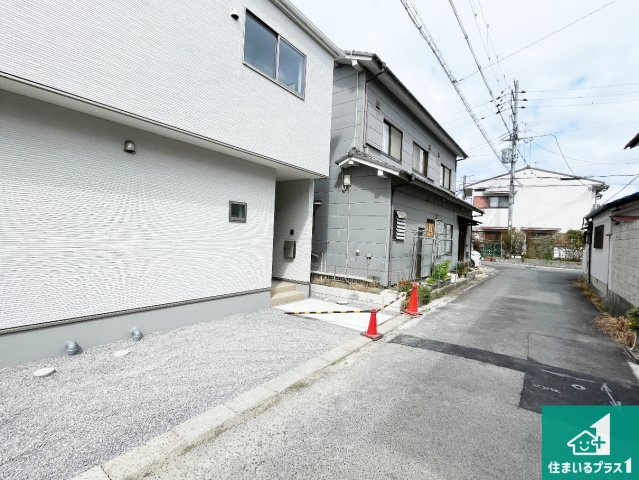 ★29(土)30(日)現地見学可能！★草津市草津　限定1邸の前面道路含む現地写真|周辺は閑静な住宅街！前面道路広々で車の出し入れも便利です。駐車が苦手な方でも安心して車庫入れできます！