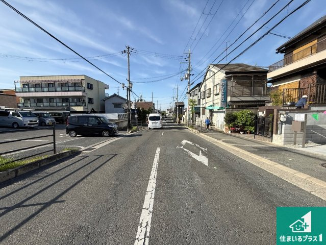 1(土)2(日)現地見学可能！◆羽曳野市はびきの　第2期　新築一戸建ての前面道路含む現地写真|周辺は閑静な住宅街！前面道路広々で車の出し入れも便利です。駐車が苦手な方でも安心して車庫入れできます！