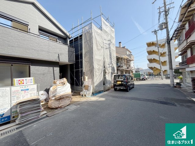9日(土)10日(日)現地見学可能！　門真市島頭　新築一戸建ての前面道路含む現地写真|周辺は閑静な住宅街！前面道路広々で車の出し入れも便利です。駐車が苦手な方でも安心して車庫入れできます！