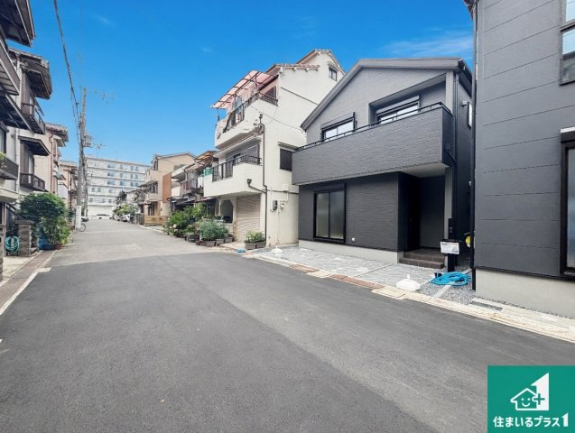 1日(土)2日(日)現地見学可能！　門真市島頭　全2邸の前面道路含む現地写真|周辺は閑静な住宅街！前面道路広々で車の出し入れも便利です。駐車が苦手な方でも安心して車庫入れできます！