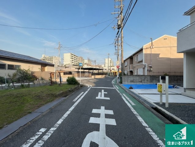貝塚市久保　第9期　新築一戸建ての前面道路含む現地写真|周辺は閑静な住宅街！前面道路広々で車の出し入れも便利です。駐車が苦手な方でも安心して車庫入れできます！