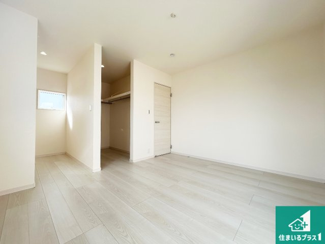 貝塚市久保　第9期　新築一戸建ての洋室|シンプルな洋室は、自分好みのインテリアが楽しめます♪ご家族とインテリアや家具を選びに行くのは新築購入時の醍醐味の一つです。ぜひお楽しみください♪