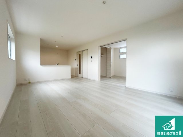 貝塚市久保　第9期　新築一戸建ての居間・リビング|日当たり良好の明るいリビングで朝の目覚めもスッキリできそう！対面キッチンでご家族のコミュニケーションも自然と増える設計！小さなお子様が遊ぶスペースを作っても広々とくつろげるLDK！