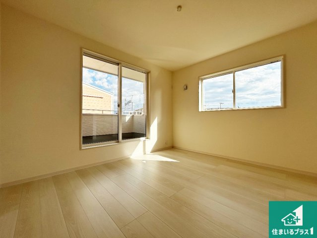 貝塚市久保　第9期　新築一戸建ての洋室|シンプルな洋室は、自分好みのインテリアが楽しめます♪ご家族とインテリアや家具を選びに行くのは新築購入時の醍醐味の一つです。ぜひお楽しみください♪