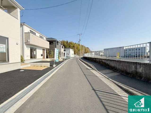 9(土)10(日)現地説明会　岸和田市門前町　全10邸の前面道路含む現地写真|周辺は閑静な住宅街！前面道路広々で車の出し入れも便利です。駐車が苦手な方でも安心して車庫入れできます！