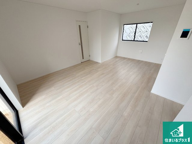 岸和田市門前町　第2期　新築一戸建ての居間・リビング|日当たり良好の明るいリビングで朝の目覚めもスッキリできそう！対面キッチンでご家族のコミュニケーションも自然と増える設計！小さなお子様が遊ぶスペースを作っても広々とくつろげるLDK！
