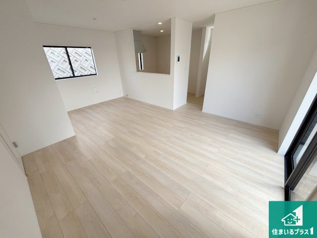 岸和田市門前町　第2期　新築一戸建ての居間・リビング|シンプルなリビングは、観葉植物等のインテリアを楽しめますね！パパ好みにも、ママ好みにも家具次第で雰囲気を変えることができます！