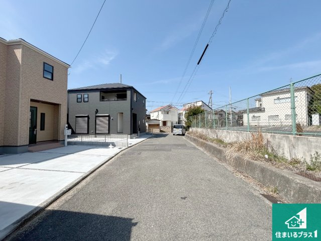 1(土)2(日)現地見学可能！◆岸和田市春木泉町　ラスト1邸の前面道路含む現地写真|周辺は閑静な住宅街！前面道路広々で車の出し入れも便利です。駐車が苦手な方でも安心して車庫入れできます！