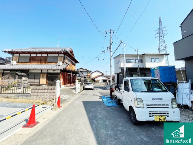 ★1(土)2(日)現地見学可能！★大津市大江　限定1邸の前面道路含む現地写真|周辺は閑静な住宅街！前面道路広々で車の出し入れも便利です。駐車が苦手な方でも安心して車庫入れできます！