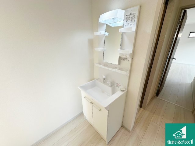 ★29(土)30(日)現地見学可能！★木津川市城山台　全24邸の独立洗面台|清潔感のある洗面台です。フラットな鏡は掃除がしやすく毎日清潔！鏡裏には収納があるのでスッキリとした洗面台が保てます。