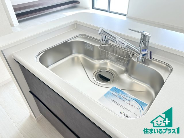 ●磯城郡川西町結崎　第20期　新築一戸建ての独立洗面台|清潔感のある洗面台です。フラットな鏡は掃除がしやすく毎日清潔！ホースは引き出して使えるので洗顔やお掃除の際に便利です！