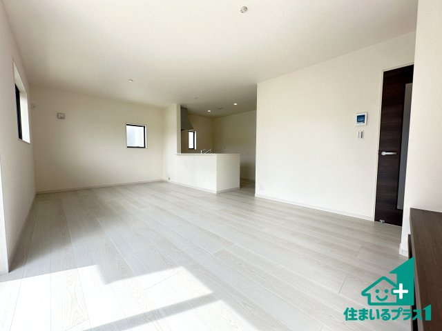 ●31(土)1(日)3(祝)現地案内可能！　磯城郡川西町結崎　第20期　新築一戸建ての居間・リビング|日当たり良好の明るいリビングで朝の目覚めもスッキリできそう！対面キッチンでご家族のコミュニケーションも自然と増える設計！小さなお子様が遊ぶスペースを作っても広々とくつろげるLDK！