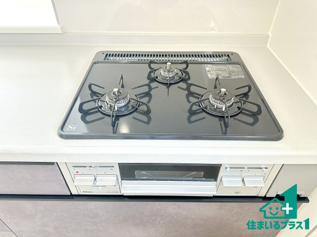 ●磯城郡川西町結崎　第20期　新築一戸建ての設備|ダブル高火力Ｓｉセンサー付きコンロ！３口あるので、まとめて料理をする時も大活躍！