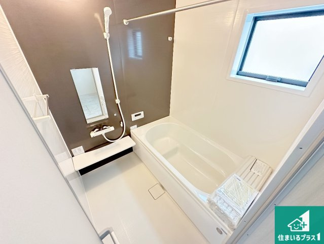 1(土)2(日)現地案内可能！　磯城郡川西町結崎の浴室|足をゆったり伸ばして寛げる浴槽です。窓が設けられていますので差し込む光が明るく穏やかな雰囲気にしてくれます♪浴室乾燥機も設置しているので、雨の日の洗濯物も安心です♪