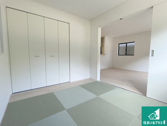 ★現地見学可能！★八幡市橋本尻江　第1期　新築一戸建ての和室|一室あると便利な和室は客間としてだけでなく、小さなお子様のプレイルームや食後のくつろぎスペースとしてもご利用いただけます。収納もついていますので大活躍間違いなし！