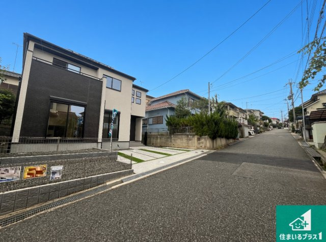 神戸市北区惣山町　第2期　新築一戸建ての前面道路含む現地写真|周辺は閑静な住宅街！前面道路広々で車の出し入れも便利です。駐車が苦手な方でも安心して車庫入れできます！