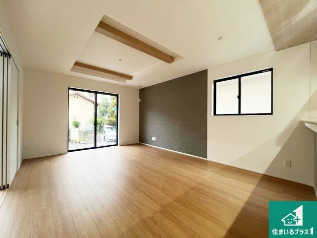 神戸市北区惣山町　第2期　新築一戸建ての居間・リビング|日当たり良好の明るいリビングで朝の目覚めもスッキリできそう！対面キッチンでご家族のコミュニケーションも自然と増える設計！小さなお子様が遊ぶスペースを作っても広々とくつろげるLDK！