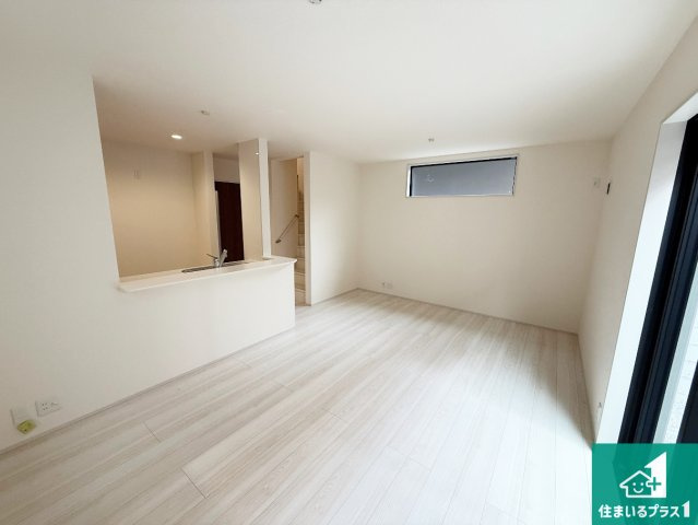 ★1(土)2(日)現地見学可能！★城陽市寺田水度坂　限定1邸の居間・リビング|日当たり良好の明るいリビングで朝の目覚めもスッキリできそう！対面キッチンでご家族のコミュニケーションも自然と増える設計！小さなお子様が遊ぶスペースを作っても広々とくつろげるLDK！
