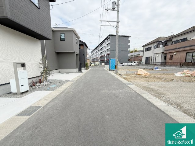 5(土)6(日)現地説明会！◆泉佐野市長滝　ラスト3邸の前面道路含む現地写真|周辺は閑静な住宅街！前面道路広々で車の出し入れも便利です。駐車が苦手な方でも安心して車庫入れできます！