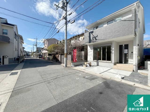 ★現地見学可能！★京都市伏見区醍醐新開　第1期　新築一戸建ての前面道路含む現地写真|周辺は閑静な住宅街！前面道路広々で車の出し入れも便利です。駐車が苦手な方でも安心して車庫入れできます！