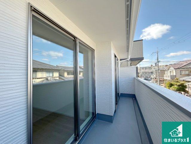 ★5(土)6(日)現地見学可能！★京都市伏見区醍醐新開　全2邸のバルコニー|ワイドバルコニーは洗濯物を干すスペースが広いのでご家族が多くても安心！