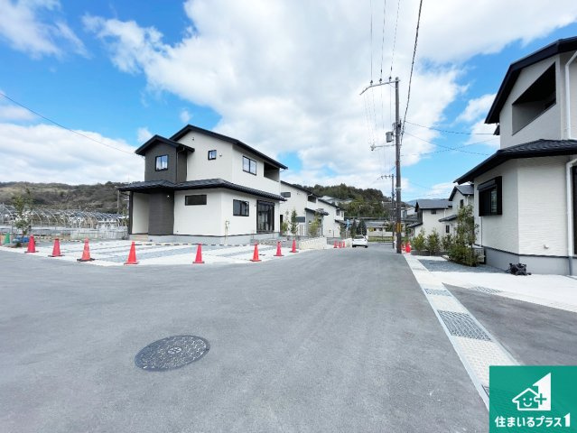 ★現地見学可能！★京都市北区上賀茂本山　第1期　新築一戸建ての前面道路含む現地写真|周辺は閑静な住宅街！前面道路広々で車の出し入れも便利です。駐車が苦手な方でも安心して車庫入れできます！