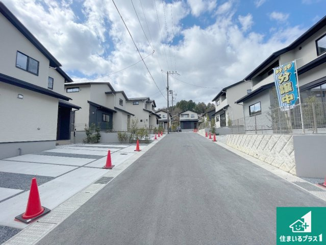 ★1(土)2(日)現地見学可能！★京都市北区上賀茂本山　全11邸の前面道路含む現地写真|周辺は閑静な住宅街！前面道路広々で車の出し入れも便利です。駐車が苦手な方でも安心して車庫入れできます！