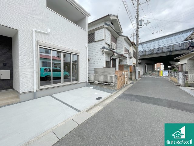 5(土)6(日)現地説明会！◆羽曳野市碓井　限定1邸の前面道路含む現地写真|周辺は閑静な住宅街！前面道路広々で車の出し入れも便利です。駐車が苦手な方でも安心して車庫入れできます！