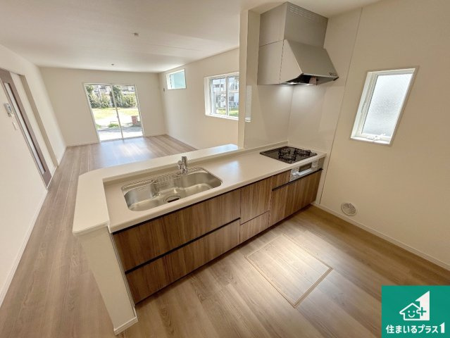 ♦岸和田市並松町　第5期　新築一戸建てのキッチン|リビングと統一感があり、使い勝手のいいキッチン。広々としているので、二人並んで作業が出来ちゃいます。お子様と一緒に色々なお料理に挑戦できるスペースがあります。